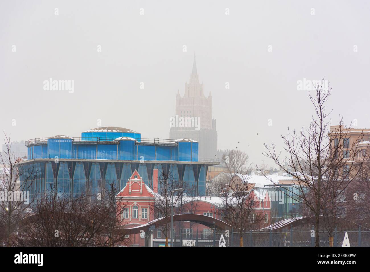 Muzeon Park y su territorio en el invierno de Moscú el 29 de enero de 2019. Un día gris de invierno en la capital de Rusia. Opinión del Ministerio de Asuntos Exteriores Foto de stock