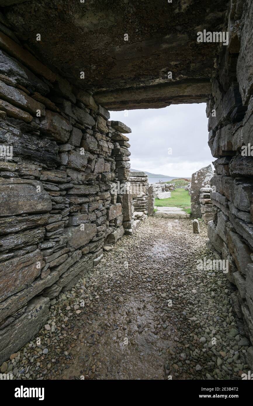 Vista de la entrada de piedra en el edificio principal del Broch of Gurness, un pueblo de broch de la Edad de Hierro en la costa noreste de Orkney, Escocia Foto de stock