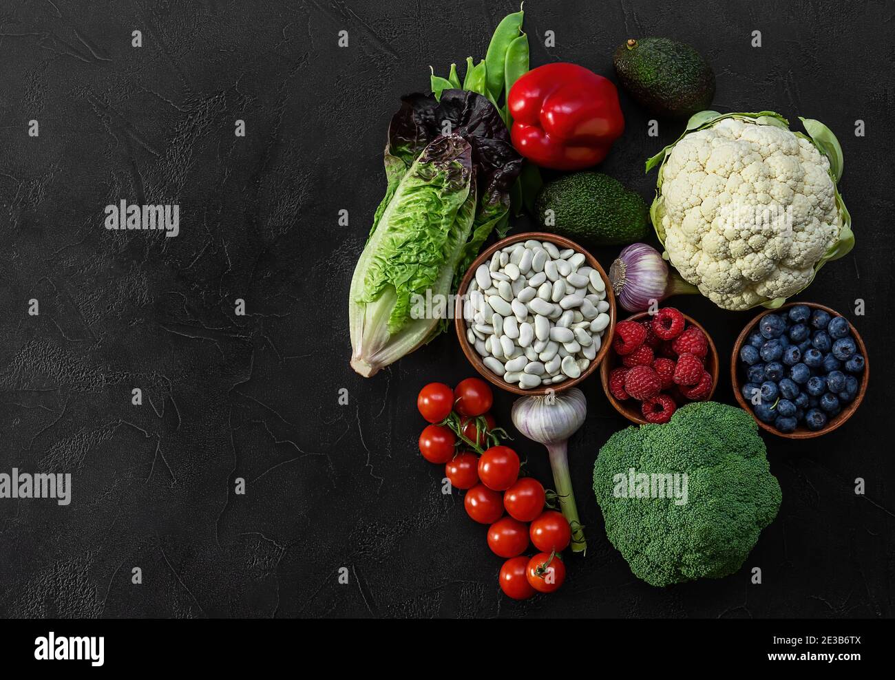 Fondo de alimentos saludables, productos de dieta a base de plantas de moda - verduras frescas crudas, bayas, y frijoles. Foto de stock