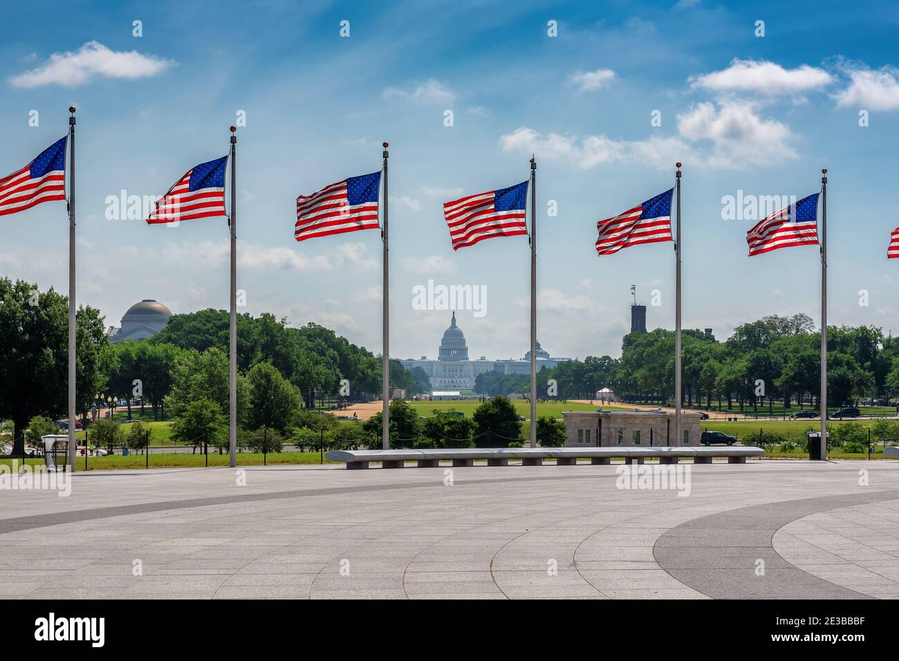Banderas americanas en el día soleado y el edificio del Capitolio en el fondo en Washington DC, EE.UU. Foto de stock