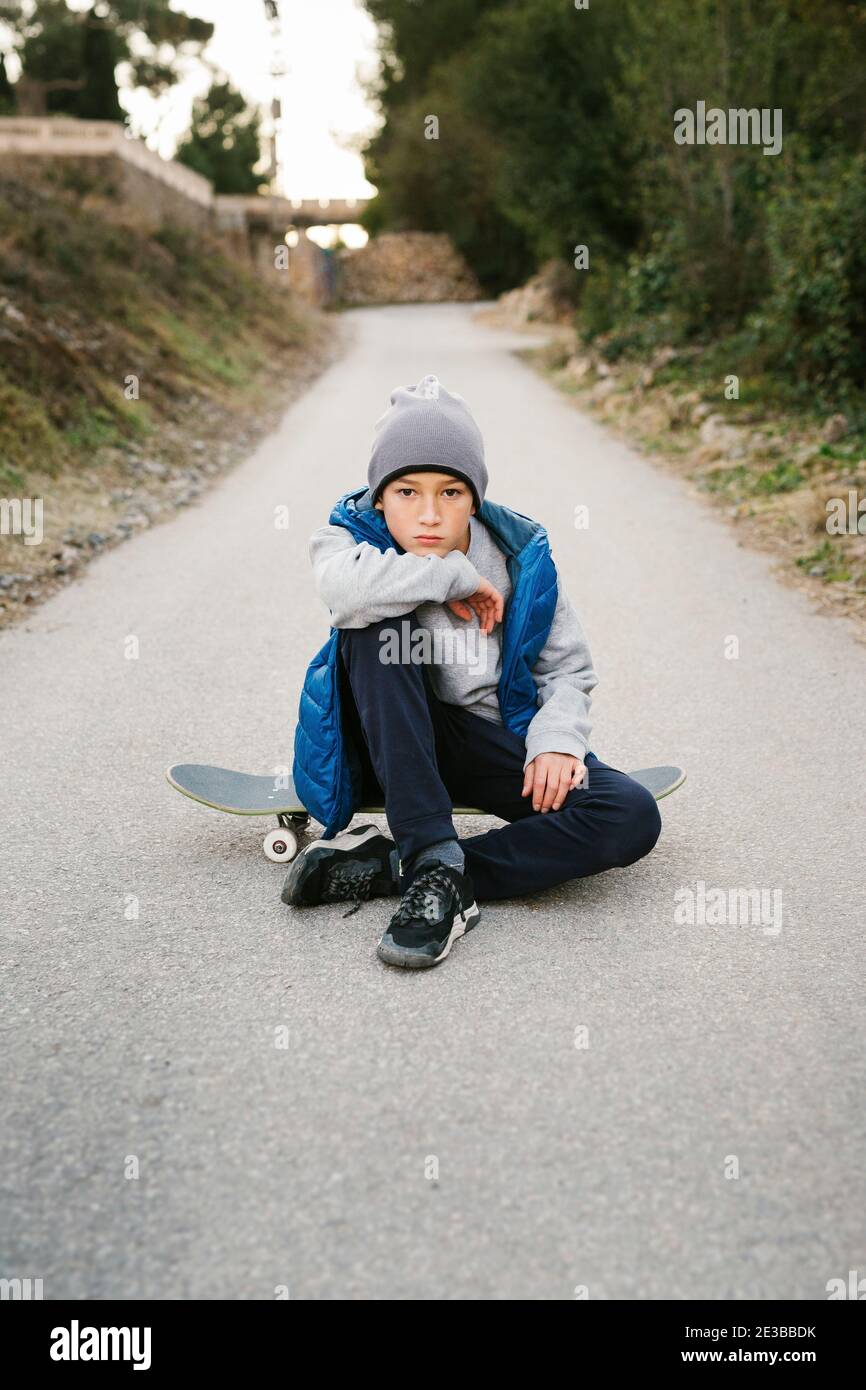 Skateboarder Infantil Monta En Patineta En La Calle. Niño En Una Ciudad De  Verano. Niño Pequeño Niño Pequeño Montando Skateboard E Imagen de archivo -  Imagen de elegante, manera: 264385035