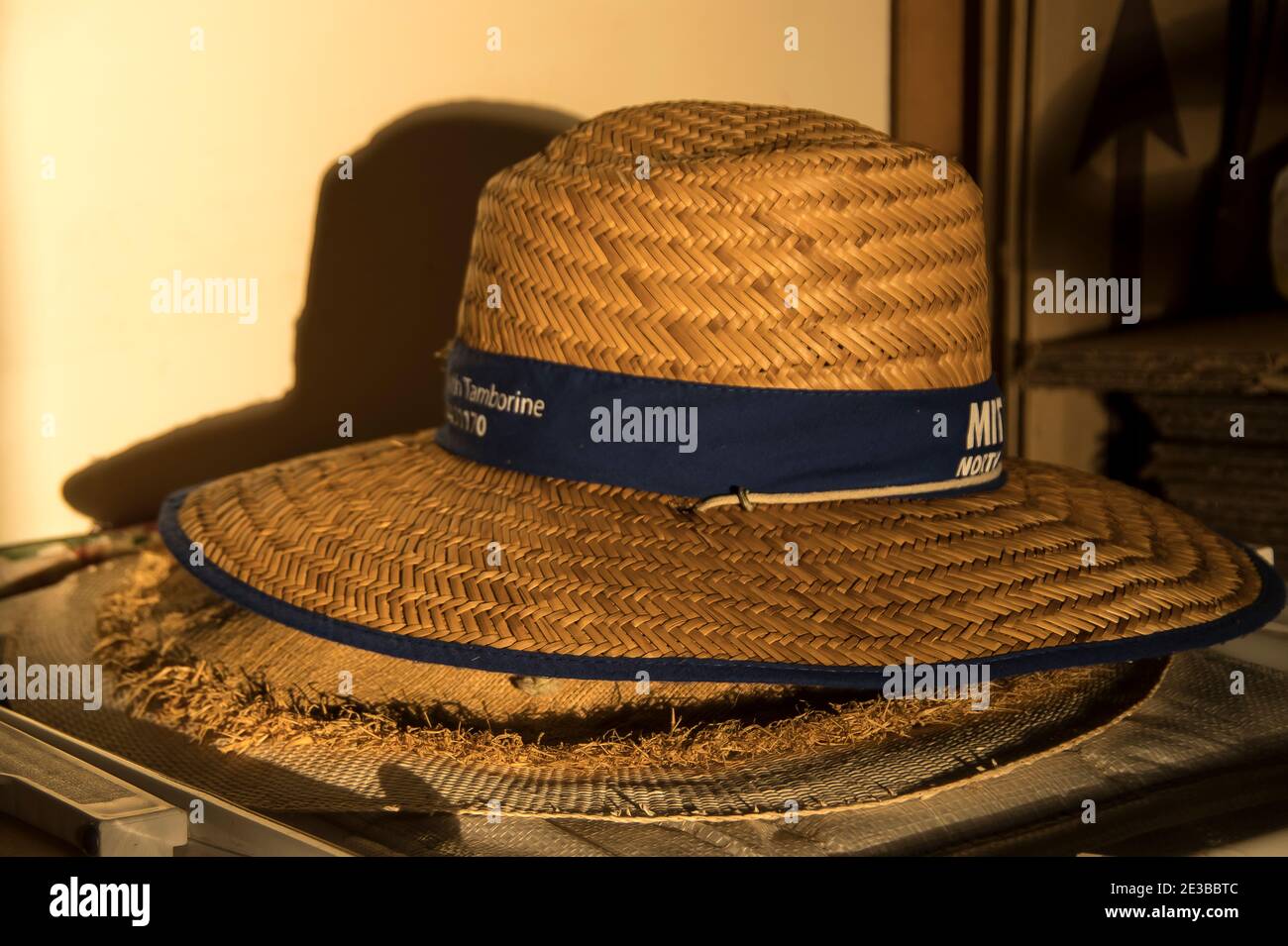 Sombreros para el sol sombreros para el sol protección fotografías e  imágenes de alta resolución - Alamy