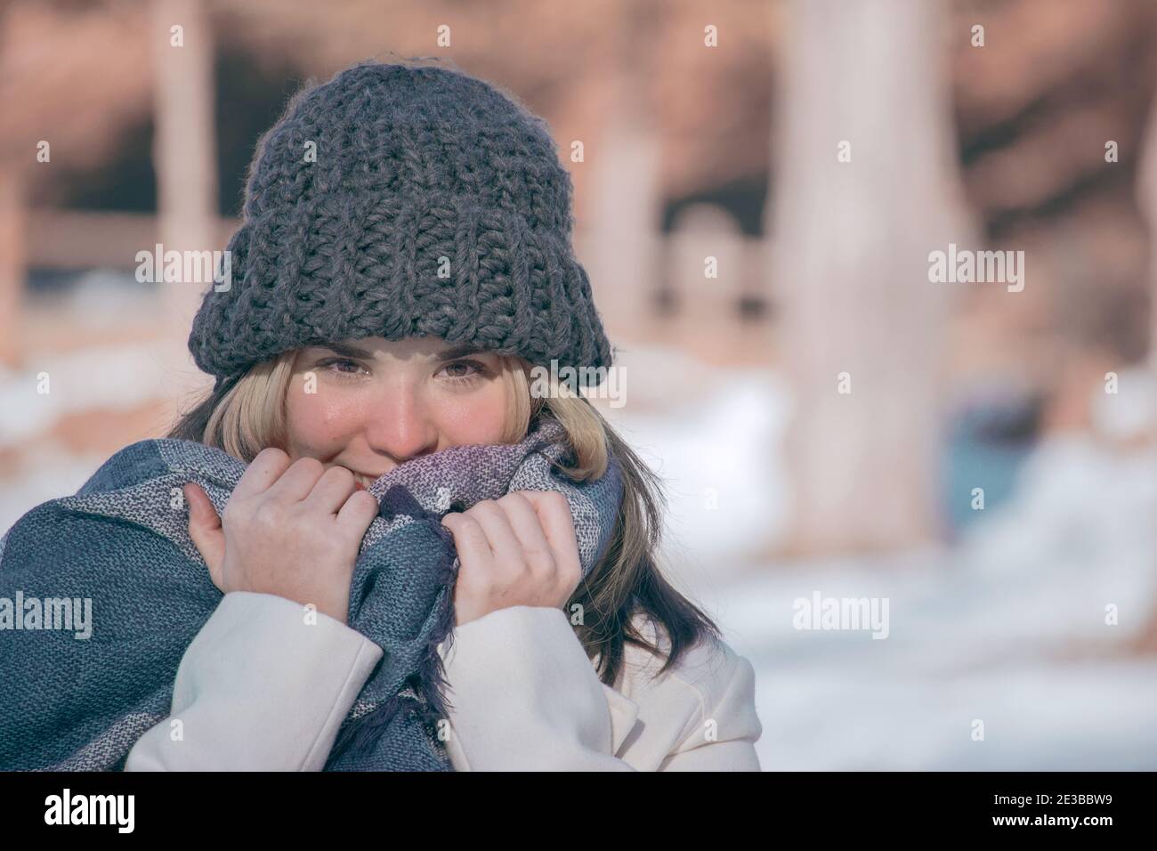 Hola invierno. mujer elegante feliz en suéter beige, mitones y sombrero  aislados sobre fondo beige Fotografía de stock - Alamy