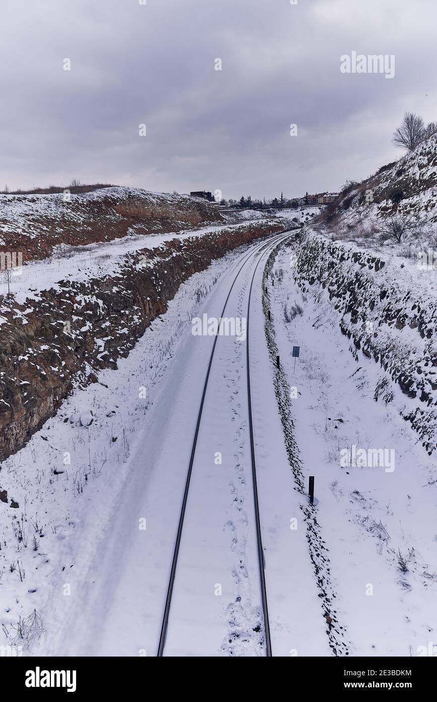 Vías de tren congeladas y nevadas, en Salamanca, después de la tormenta  Filomena Fotografía de stock - Alamy