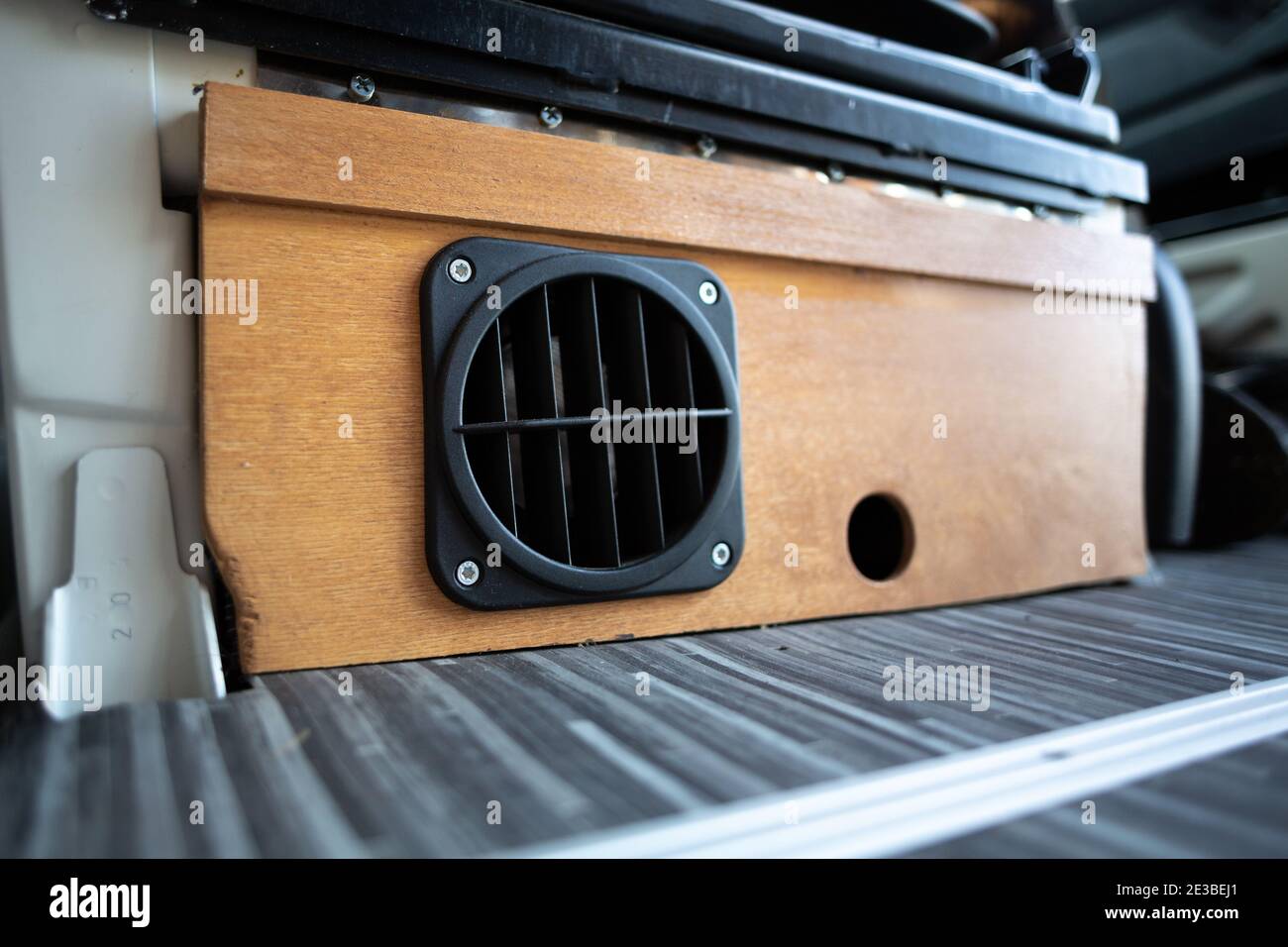 Ventilación de salida de aire de un calentador en una furgoneta autocaravana Foto de stock