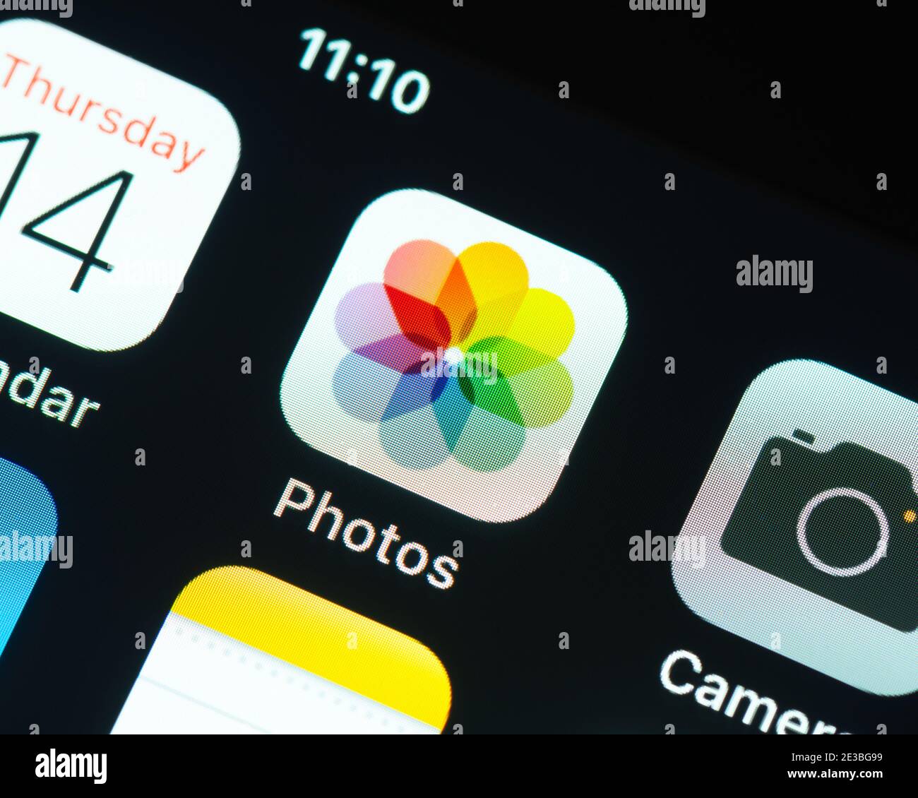 Icono de la aplicación Fotos de Apple en la pantalla del iPhone de Apple. Fotos es una aplicación de gestión y edición de fotografías. Foto de stock