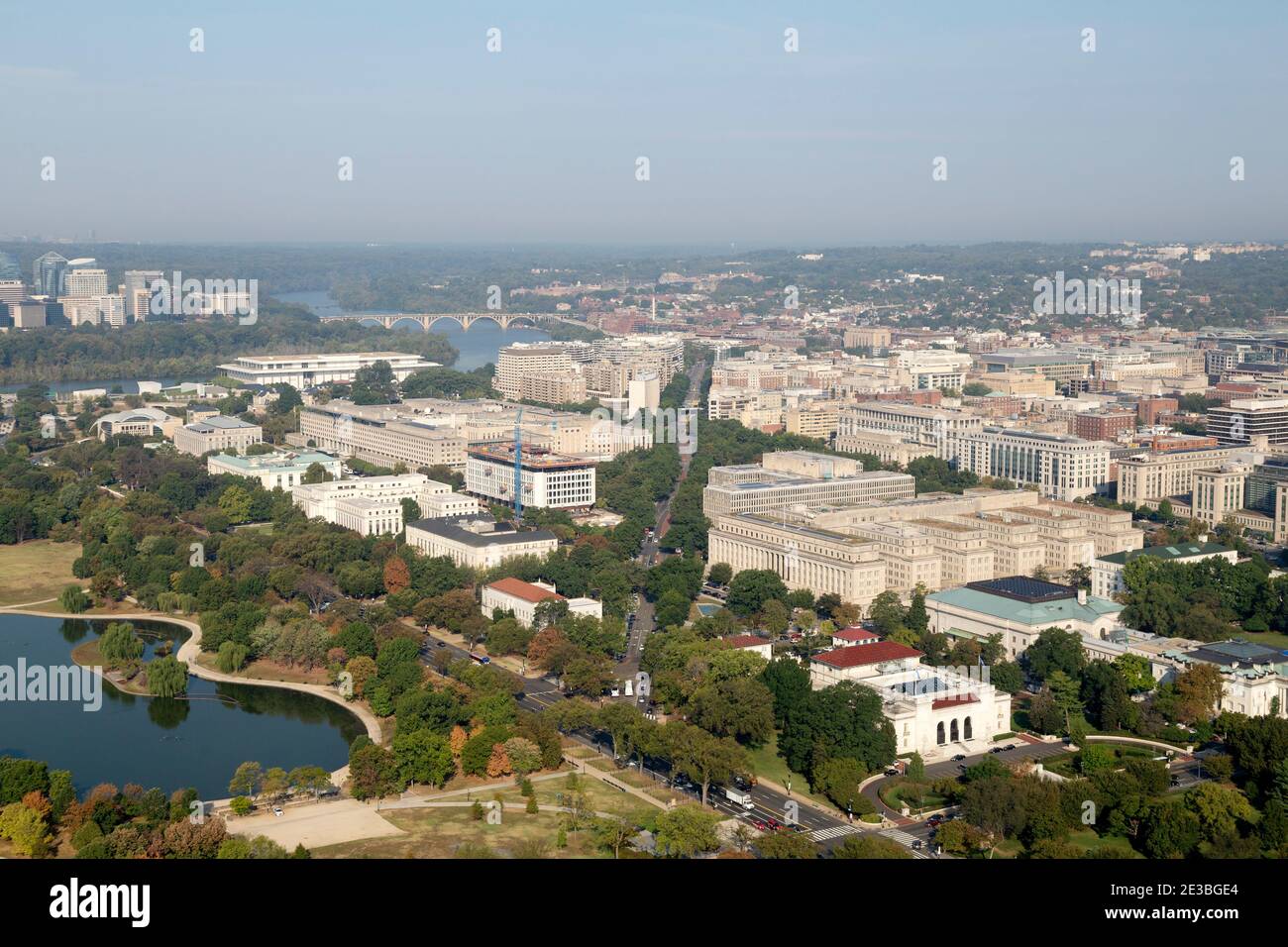 Edificios gubernamentales en Washington DC, EE.UU. Los edificios están cerca del río Potomac y los jardines de la Constitución. Foto de stock