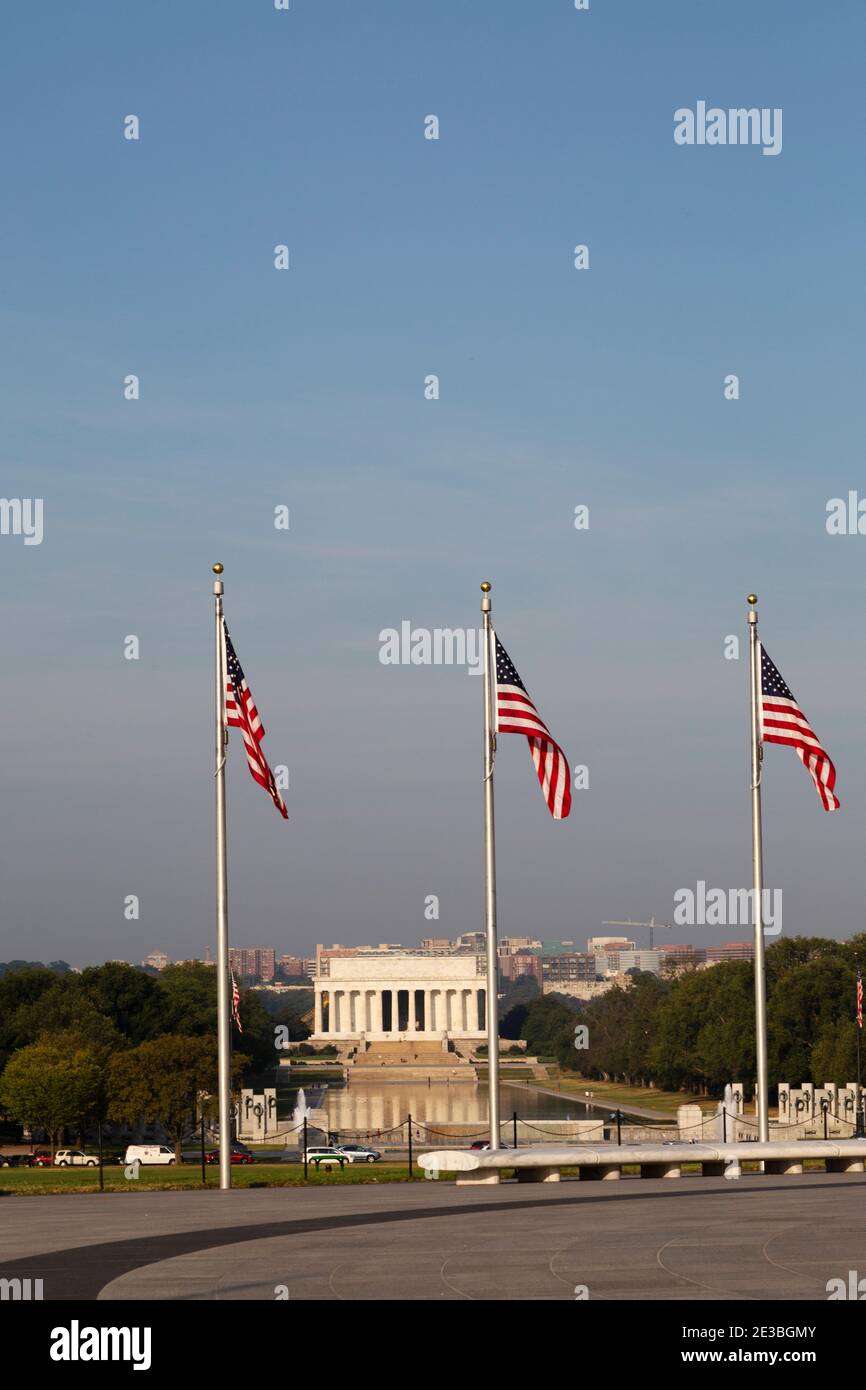 Las banderas de estrellas y rayas vuelan cerca del Lincoln Memorial en Washington DC, EE.UU. El Lincoln Memorial Reflecting Pool está frente al monu nacional Foto de stock