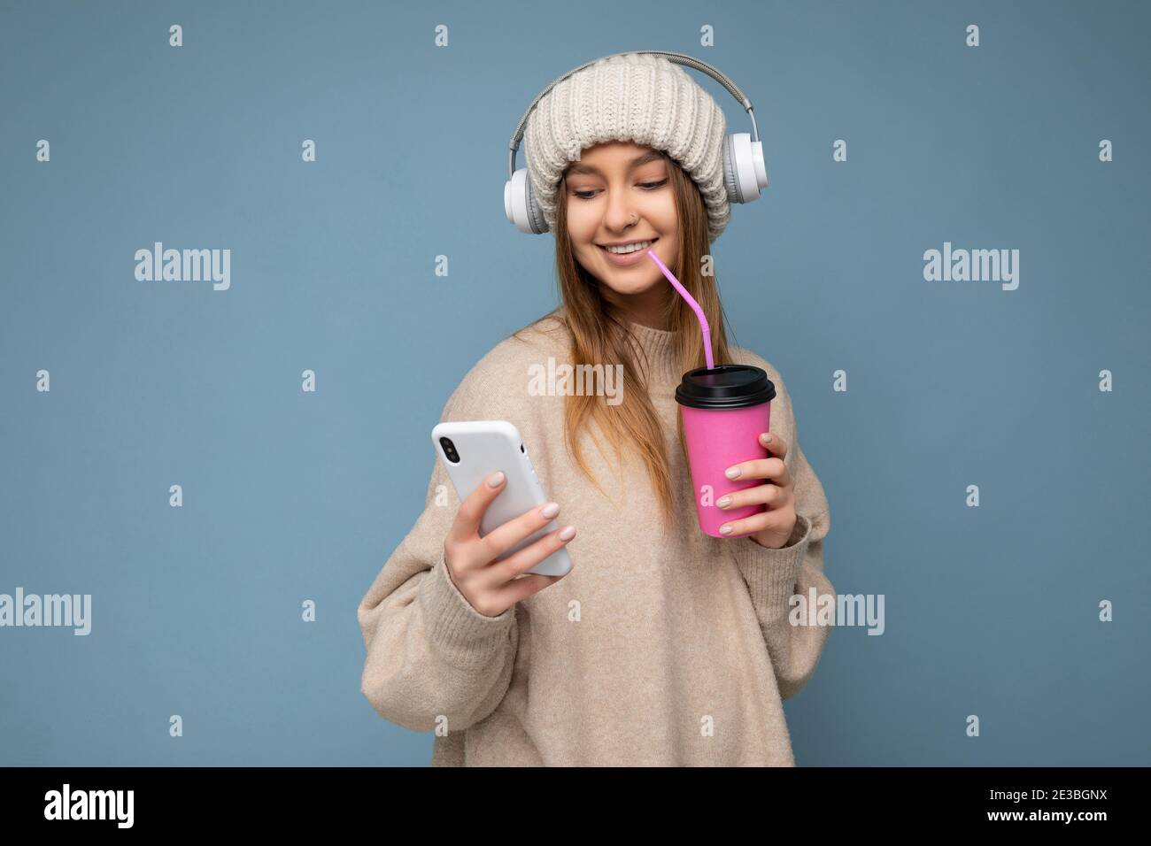 Foto de mujer joven atractiva con buen aspecto sport conjunto elegante  poising aislado sobre el fondo con espacio vacío reteniendo Fotografía de  stock - Alamy