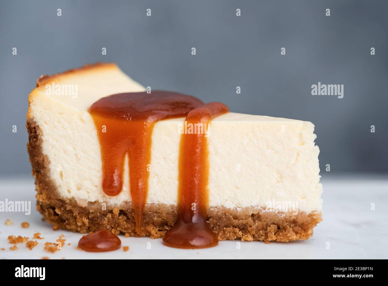 Tarta de queso con salsa de caramelo salado, Vista de primer plano Foto de stock