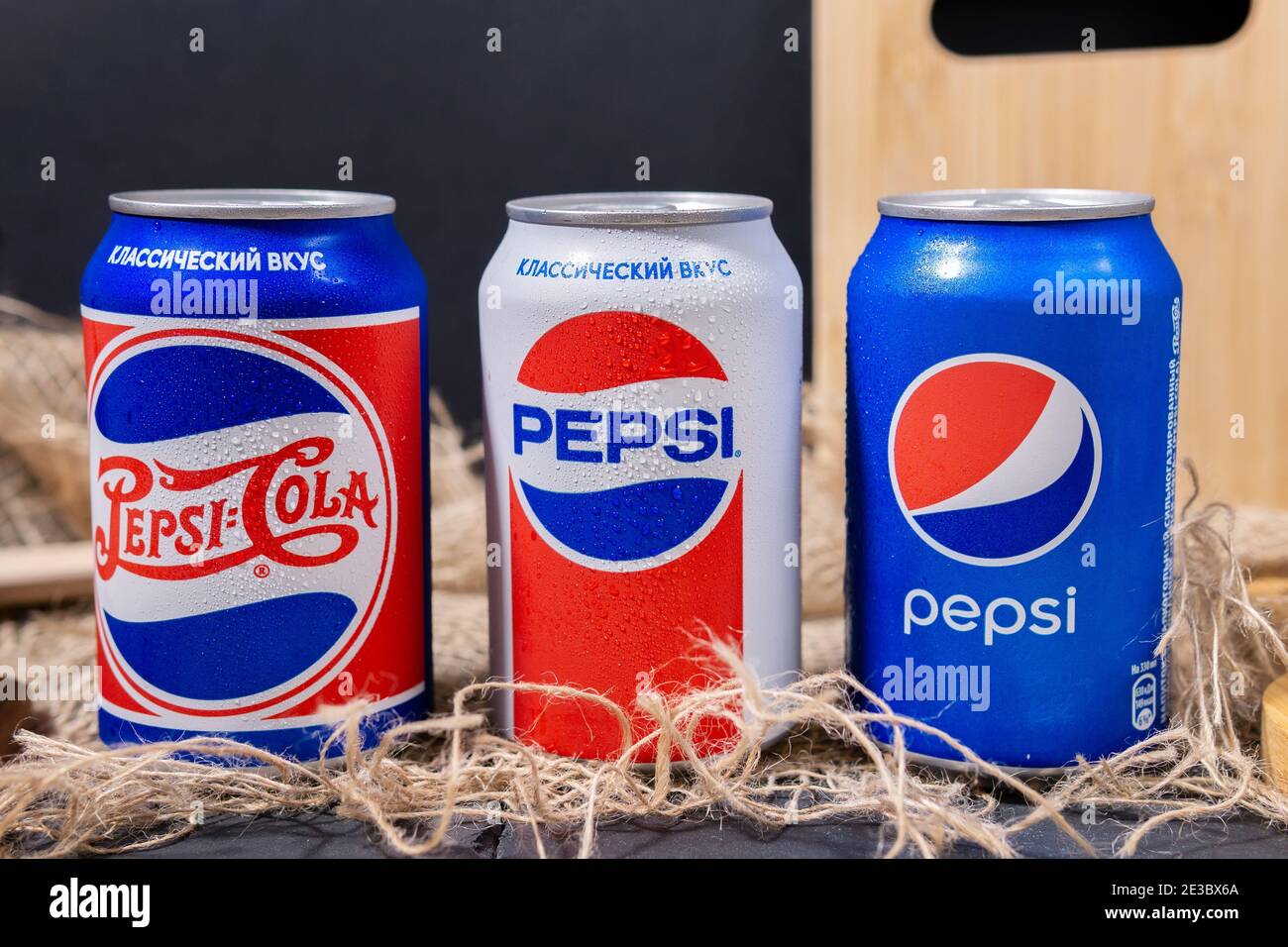 Tyumen, Rusia-01 de noviembre de 2020: El logotipo de las latas de Pepsi  con diseño de los años 40, 50, 80 y 90 retro, estilo rústico Fotografía de  stock - Alamy