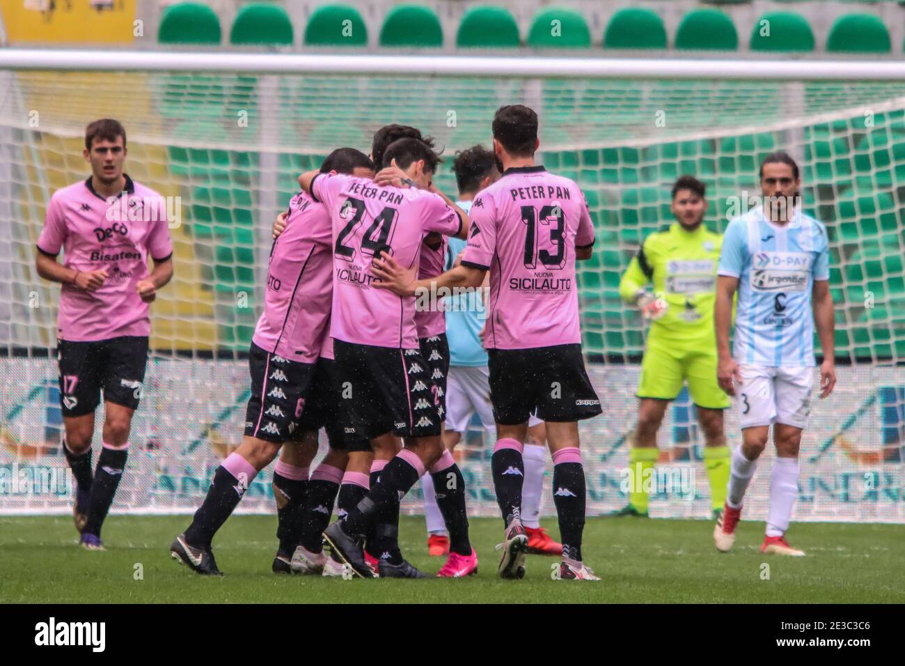 Palermo, Italia. 17 de enero de 2021. Los jugadores de Palermo animan por  el gol. Palermo FC vs Virtus Francavilla en el Estadio Renzo Barbera. (Foto  de Antonio Melita/Pacific Press/Sipa USA) crédito: