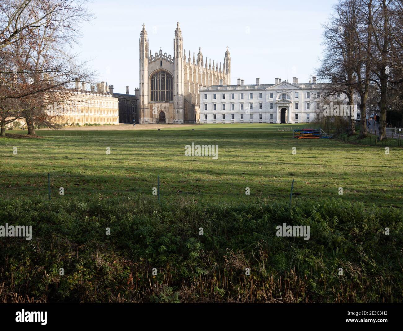Las espaldas en Cambridge mostrando la irónica Capilla de Kings College Inglaterra Foto de stock