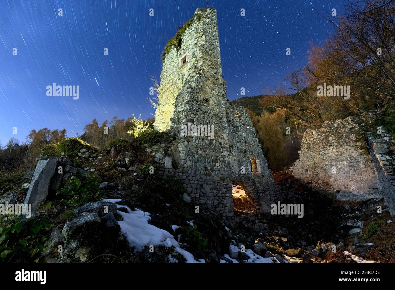 Ruinas fantasmales del castillo de Castellalto. Telve, Valsugana, provincia de Trento, Trentino Alto-Adige, Italia, Europa. Foto de stock