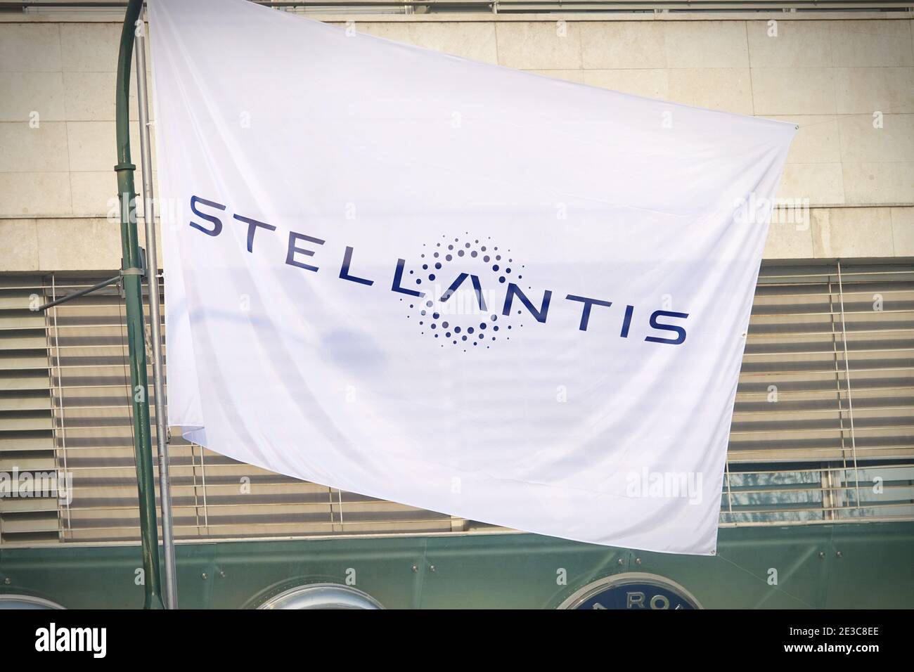 El logo Stellantis y las nuevas banderas se instalan en Mirafiori. Stellantis se creó a partir de la fusión de la FCA y el PSA Foto de stock