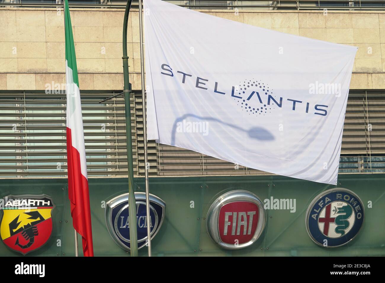 El logo Stellantis y las nuevas banderas se instalan en Mirafiori. Stellantis se creó a partir de la fusión de la FCA y el PSA Foto de stock