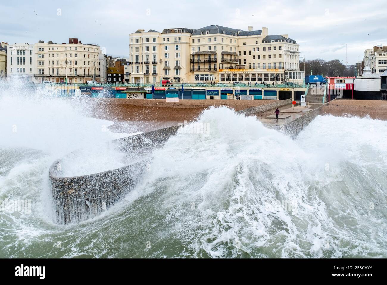 Áspero Mares y marea alta en Brighton, East Sussex, Reino Unido. Foto de stock