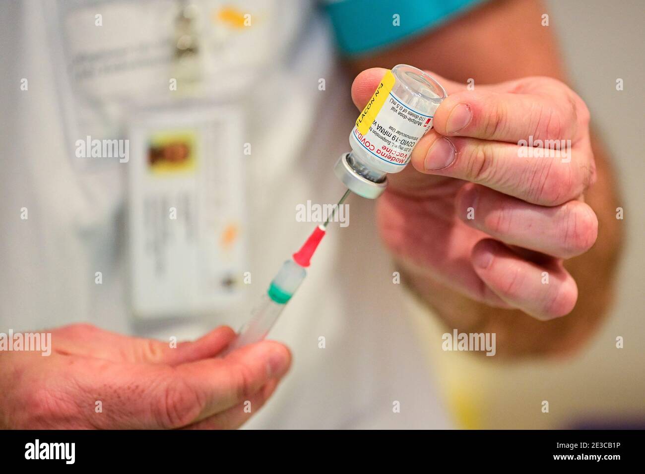 La ilustración muestra la vacunación con la vacuna moderna de los miembros del personal del hospital Iris zenhuizen Zuid - Hopitaux Iris Sud, i Foto de stock