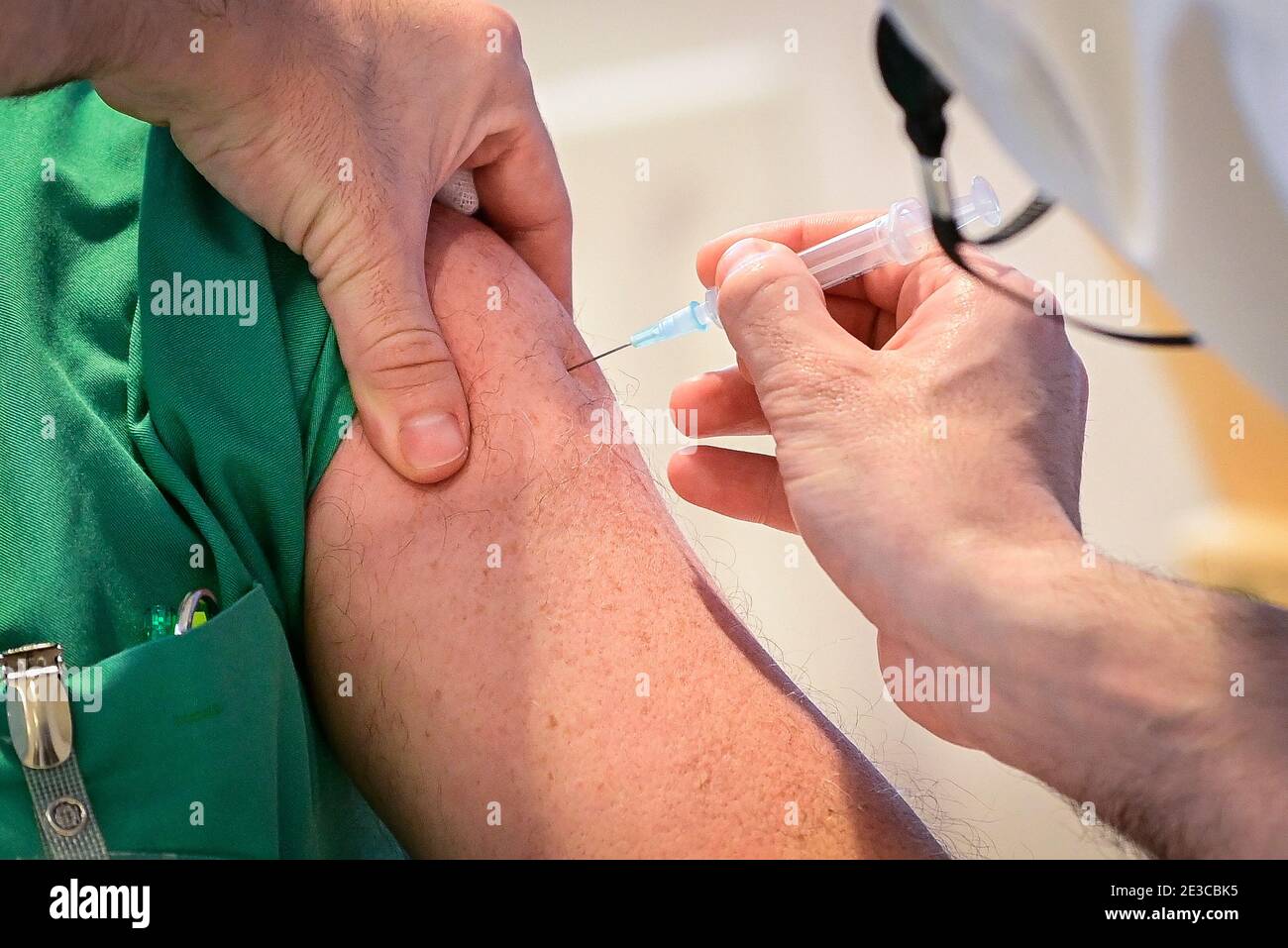 La ilustración muestra la vacunación con la vacuna moderna de los miembros del personal del hospital Iris zenhuizen Zuid - Hopitaux Iris Sud, i Foto de stock