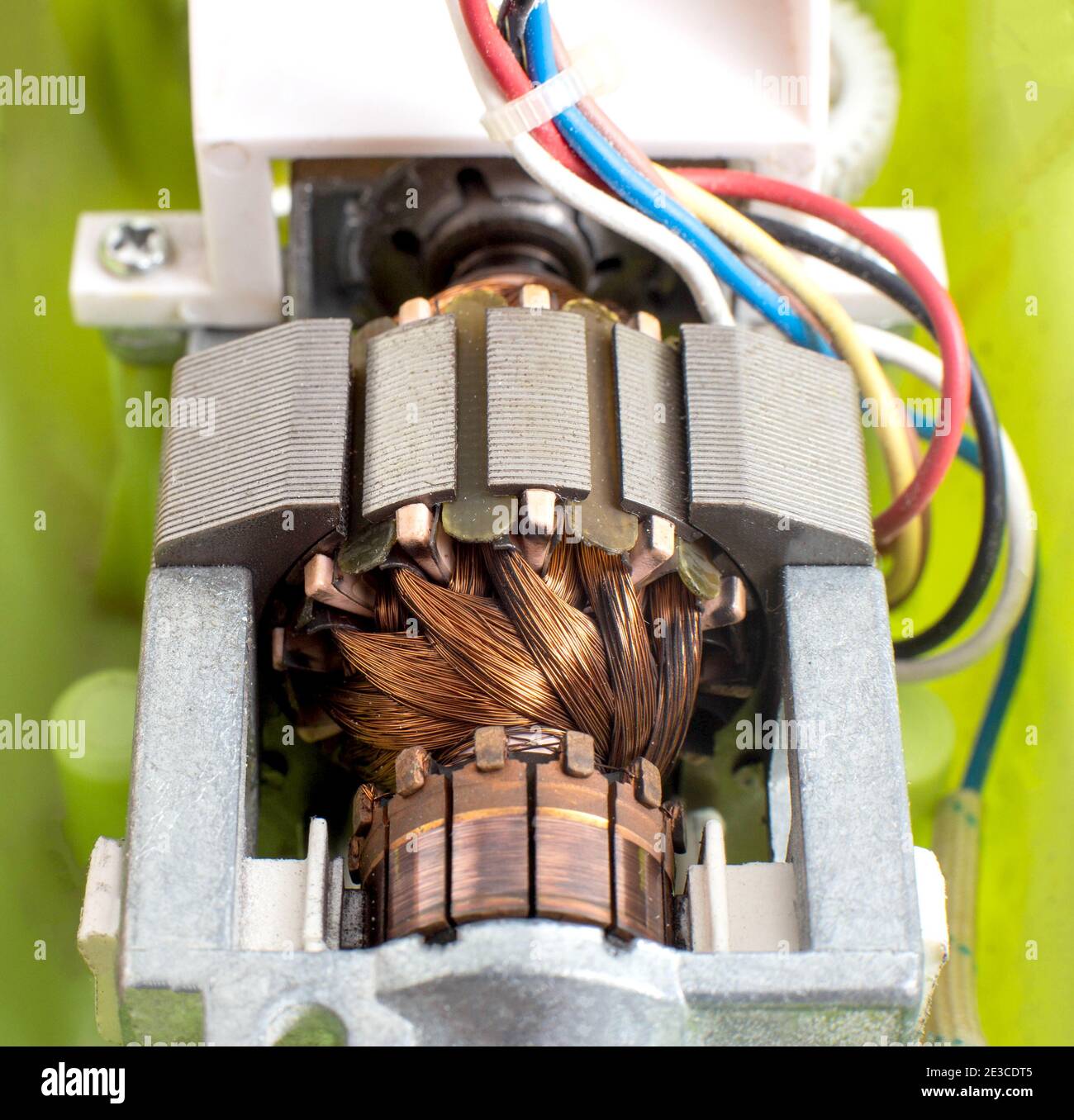 Motor eléctrico roto en una batidora de mano de electrodomésticos. Mal  funcionamiento del rotor y del estátor de componentes eléctricos, primeros  planos, Ingeniería Fotografía de stock - Alamy