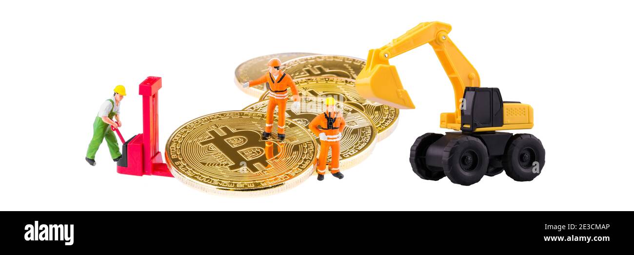 Ingeniero en miniatura y el trabajador son la minería y transferir la actividad Bitcoin. Diseño Conceptual para la tecnología de Cryptocurrency y Blockchain Foto de stock