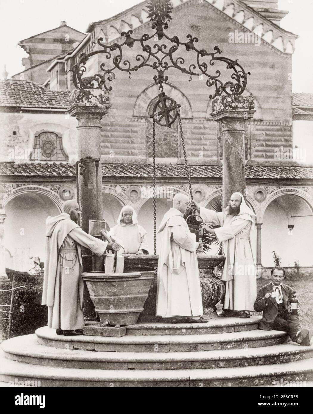 Fotografía del siglo XIX: Monasterio Certosa, Florencia, monjes cartujos sacando agua del pozo. Foto de stock