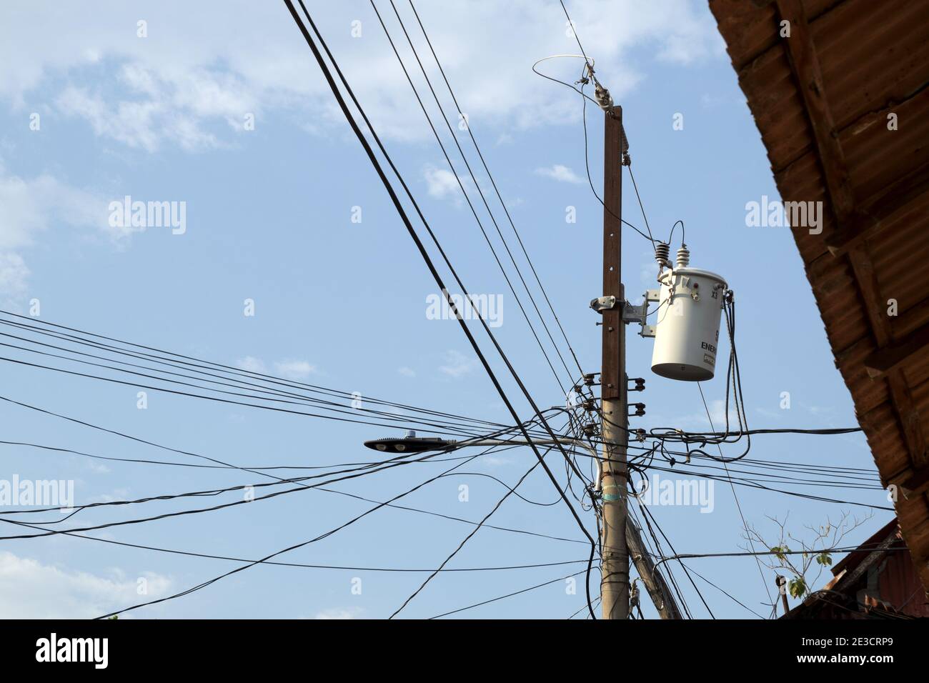 Flores, Guatemala, Centroamérica: Ensalada de cable/caos en pilón de electricidad Foto de stock