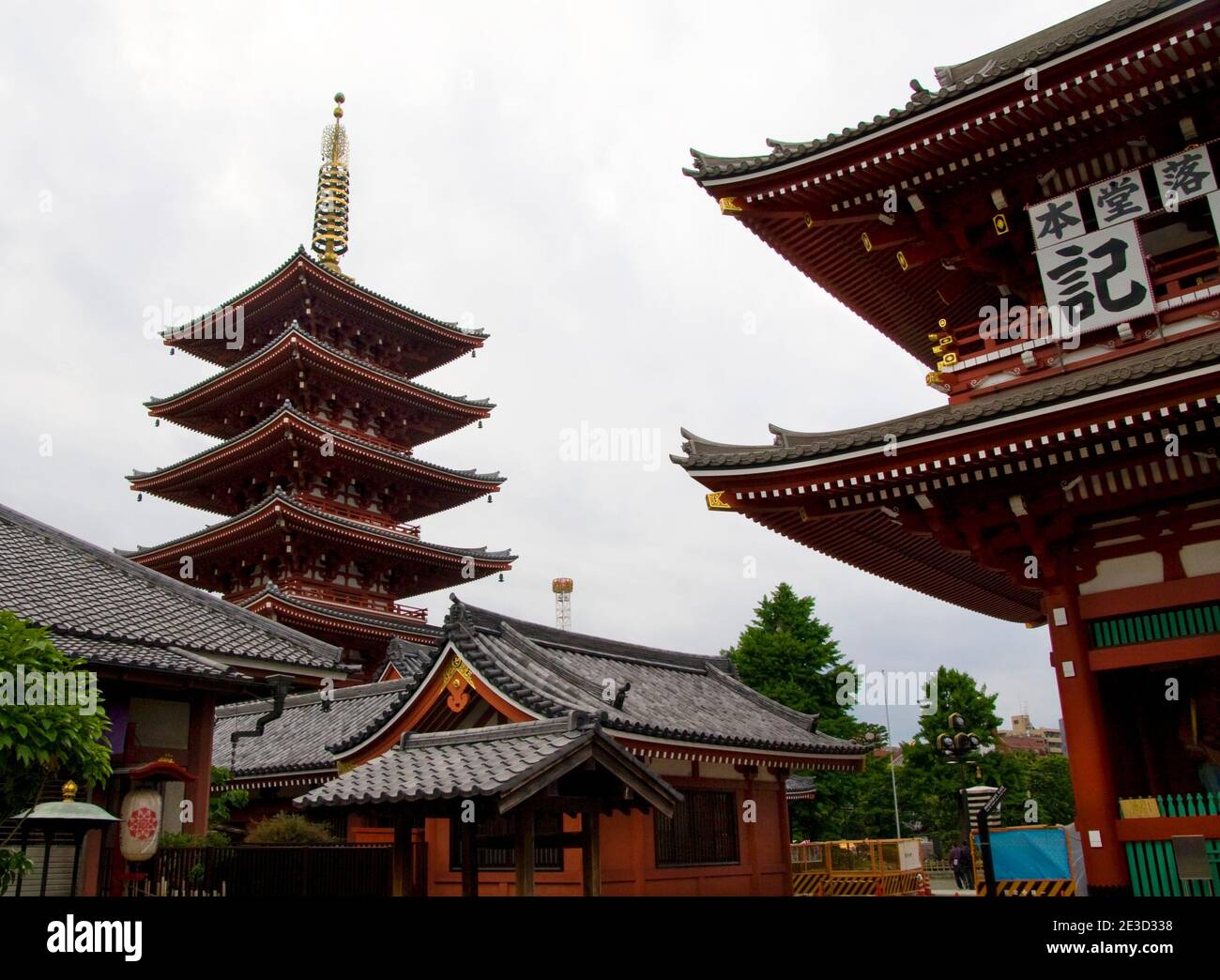 Pagoda en la puerta Hozomon y el templo Senso-ji, Asakusa Foto de stock