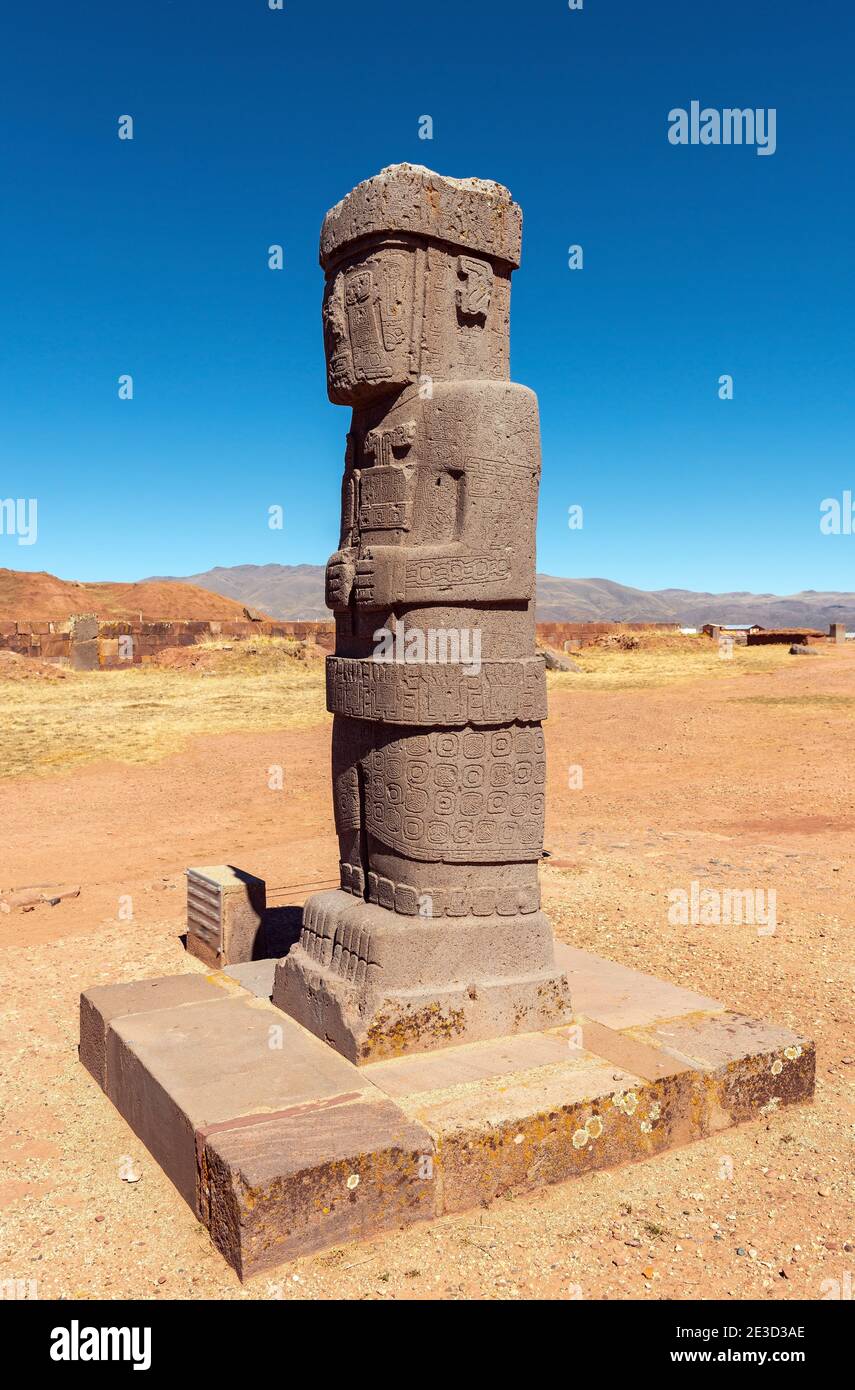 Estatua monolítica vertical de Ponce, antigua ciudad de Tiwanaku (Tiahuanaco) cerca de la Paz, Bolivia. Foto de stock