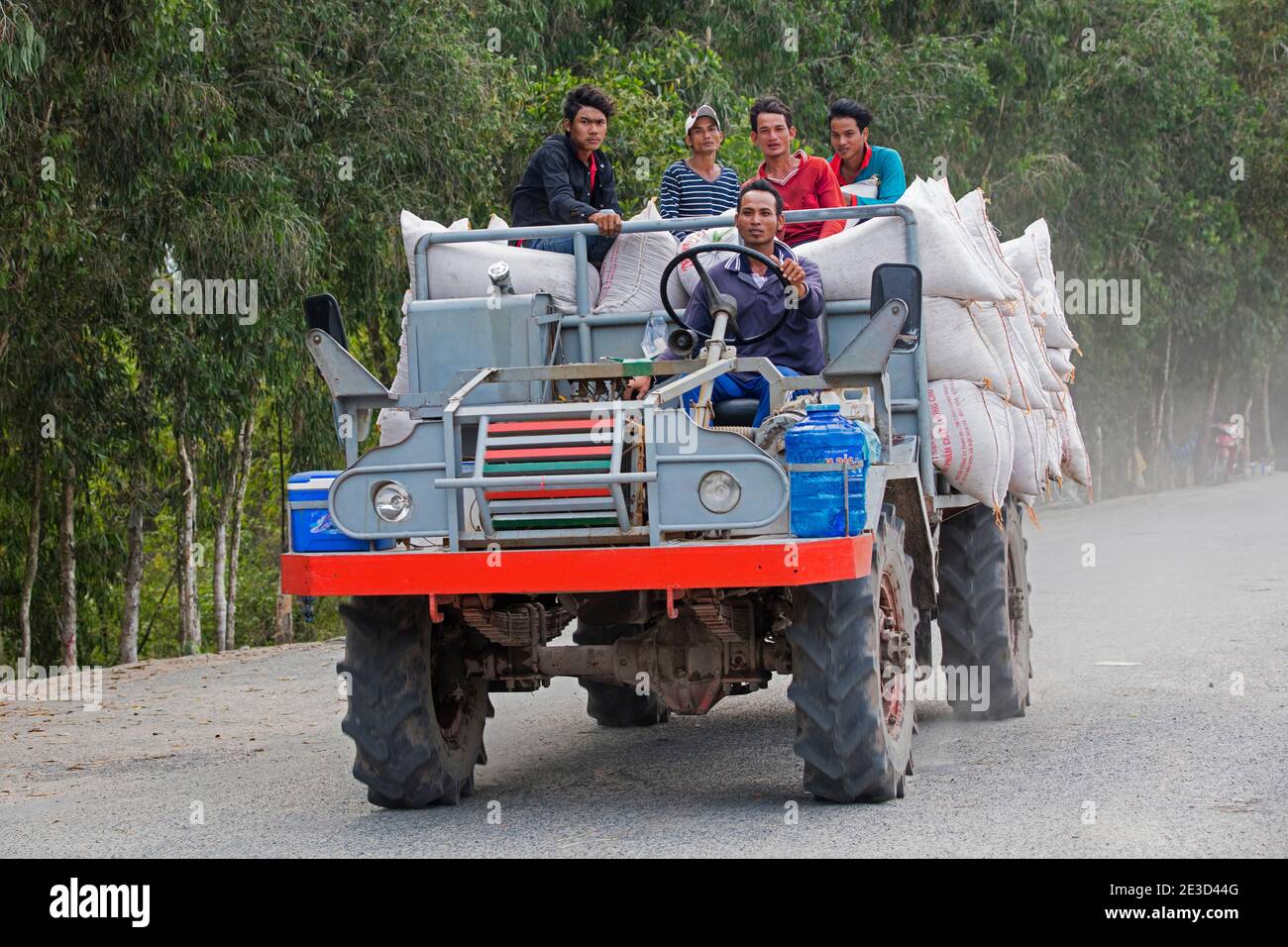 Camión primitivo para el transporte de trabajadores del arroz y bolsas de arroz en el bosque de Tra su Cajuput, Tinh Bien, una provincia de Giang en el delta del Mekong, Vietnam Foto de stock