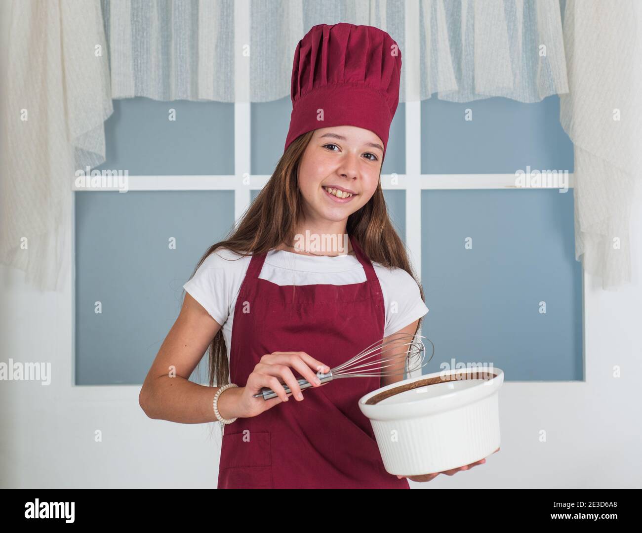 Una experiencia increíble. Comida para niños en la cocina. Elegir una  carrera. Pequeño ayudante use batidor. Cocina y cocina. Infancia feliz. Niño  feliz use uniforme de cocinero. Niña chef en sombrero y