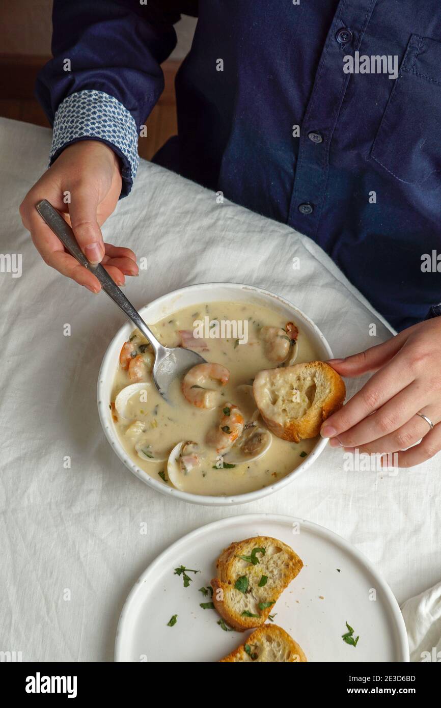 almejas sopa de crema de sopa con gambas y papa Foto de stock
