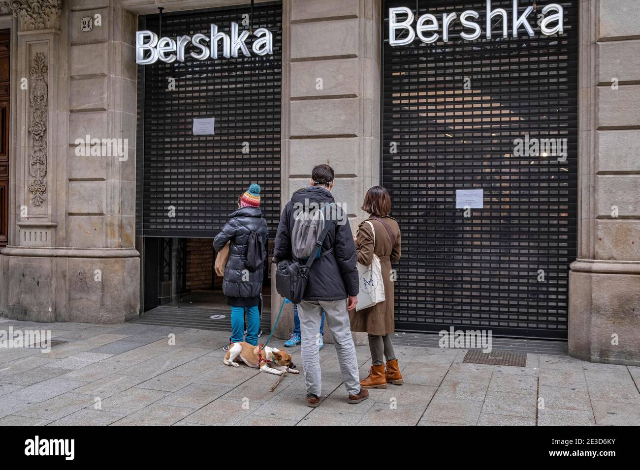 Barcelona, España. 18 de enero de 2021. Se ve a los clientes esperando en  la puerta de la tienda de ropa Bershka en el área de compras Portal del  l'Angel para la