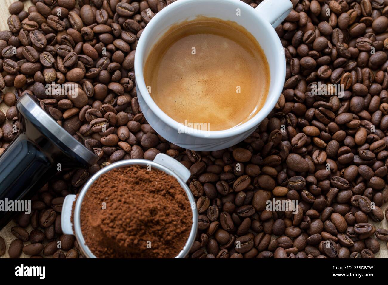 Expreso recién molido en un portafiltro, listo para ser hecho en una dosis caliente de espresso Foto de stock