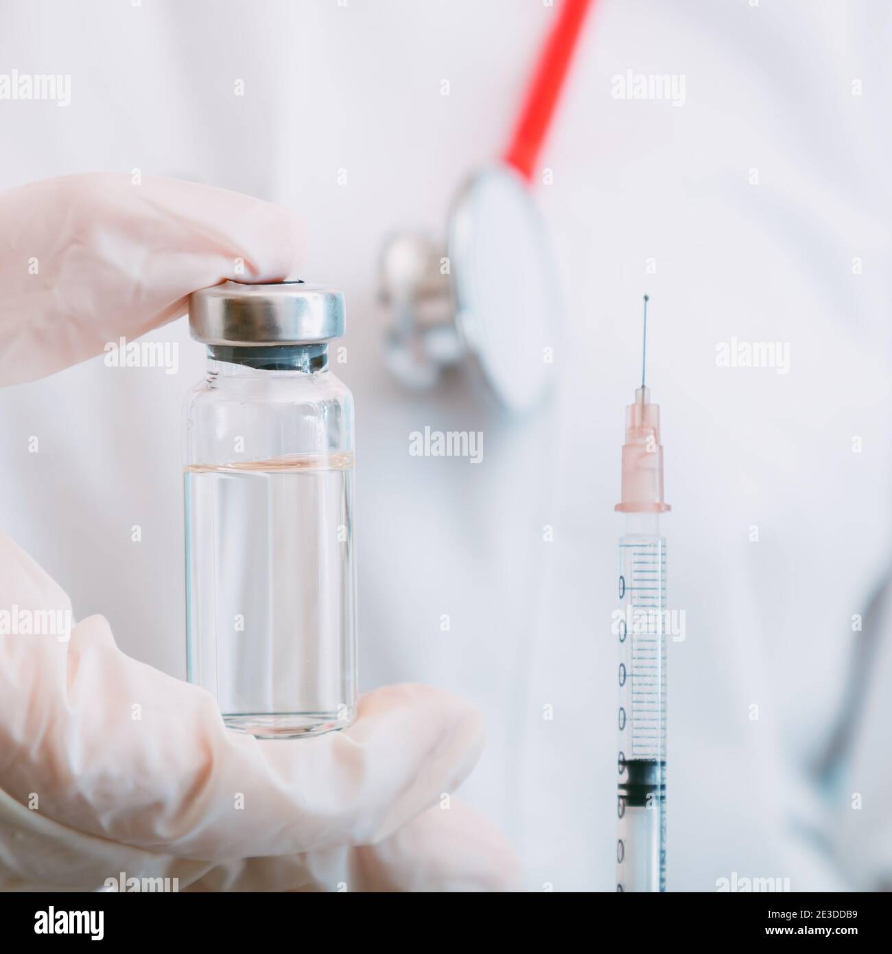 Vacuna Covid 19 en vial y jeringa, medicamento líquido en la mano del médico. Inyecciones de vacunación como tratamiento. Covid 19 Inmunización médica sanitaria Foto de stock