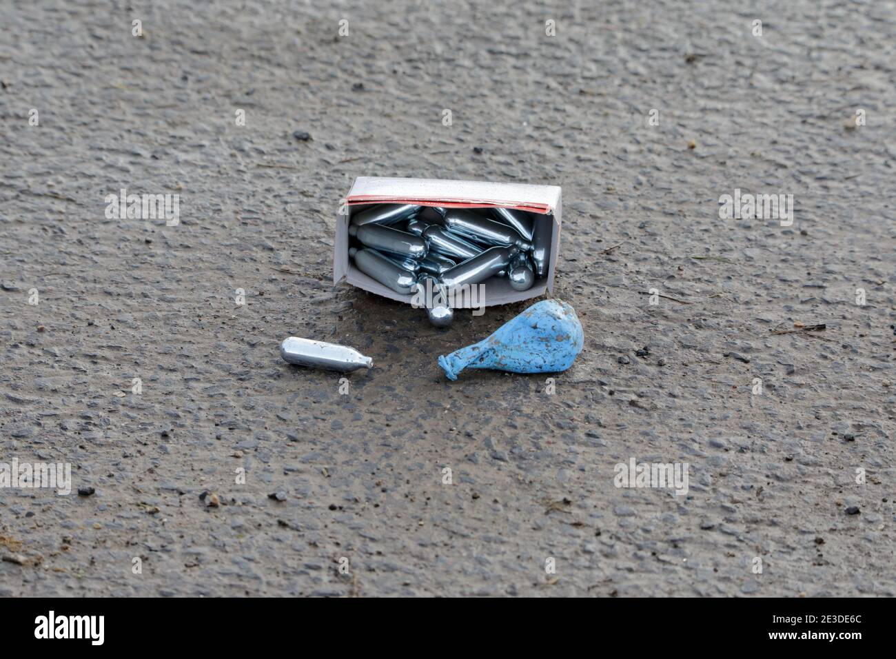 se descartaron cargadores de nata montada (látipita)que se dejaron de la  gente (huffing)usando óxido nitroso recreativo Fotografía de stock - Alamy