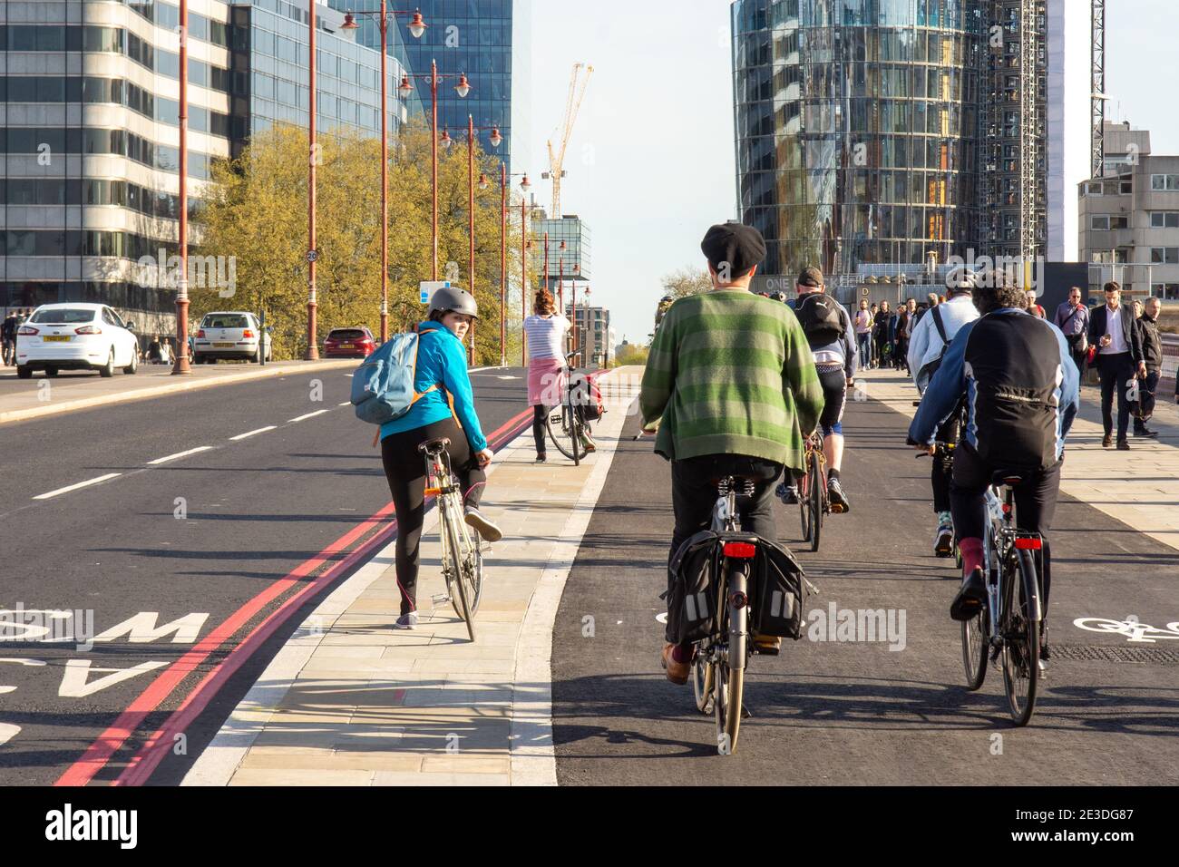 Los ciclistas de carretera pasan por el puente Blackfriars en la "autopista de bicicleta" C6 de Londres. Foto de stock