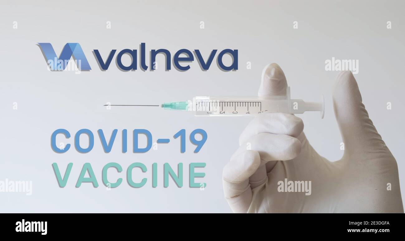 Mano con guante sostiene la jeringa junto al logo de Valneva, una de las empresas que desarrollan una vacuna Covid-19 (Coronavirus). Viena, Austria - 18 de enero de 20 Foto de stock