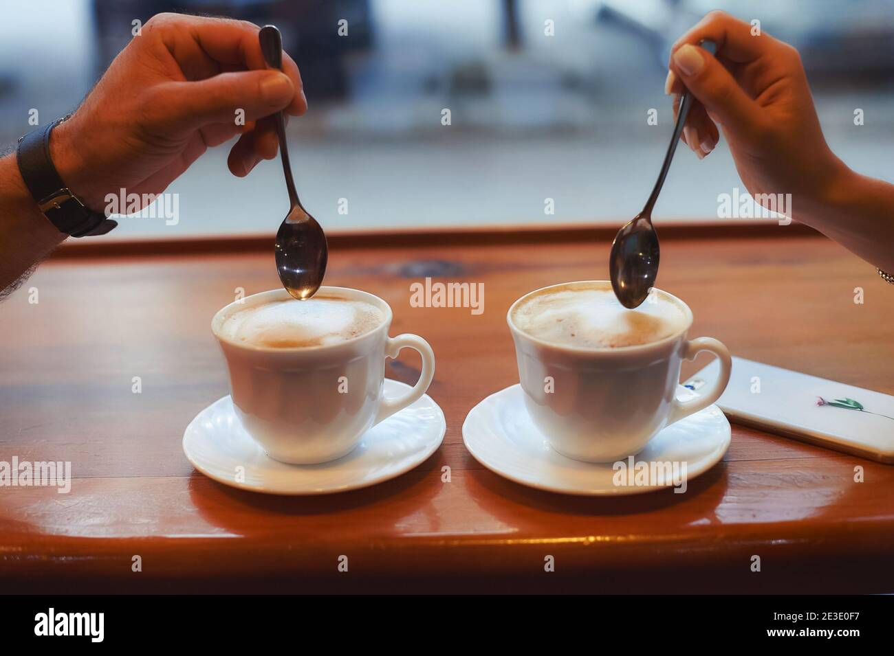 Dos Tazas De Café Para Llevar En Las Manos Fotos, retratos