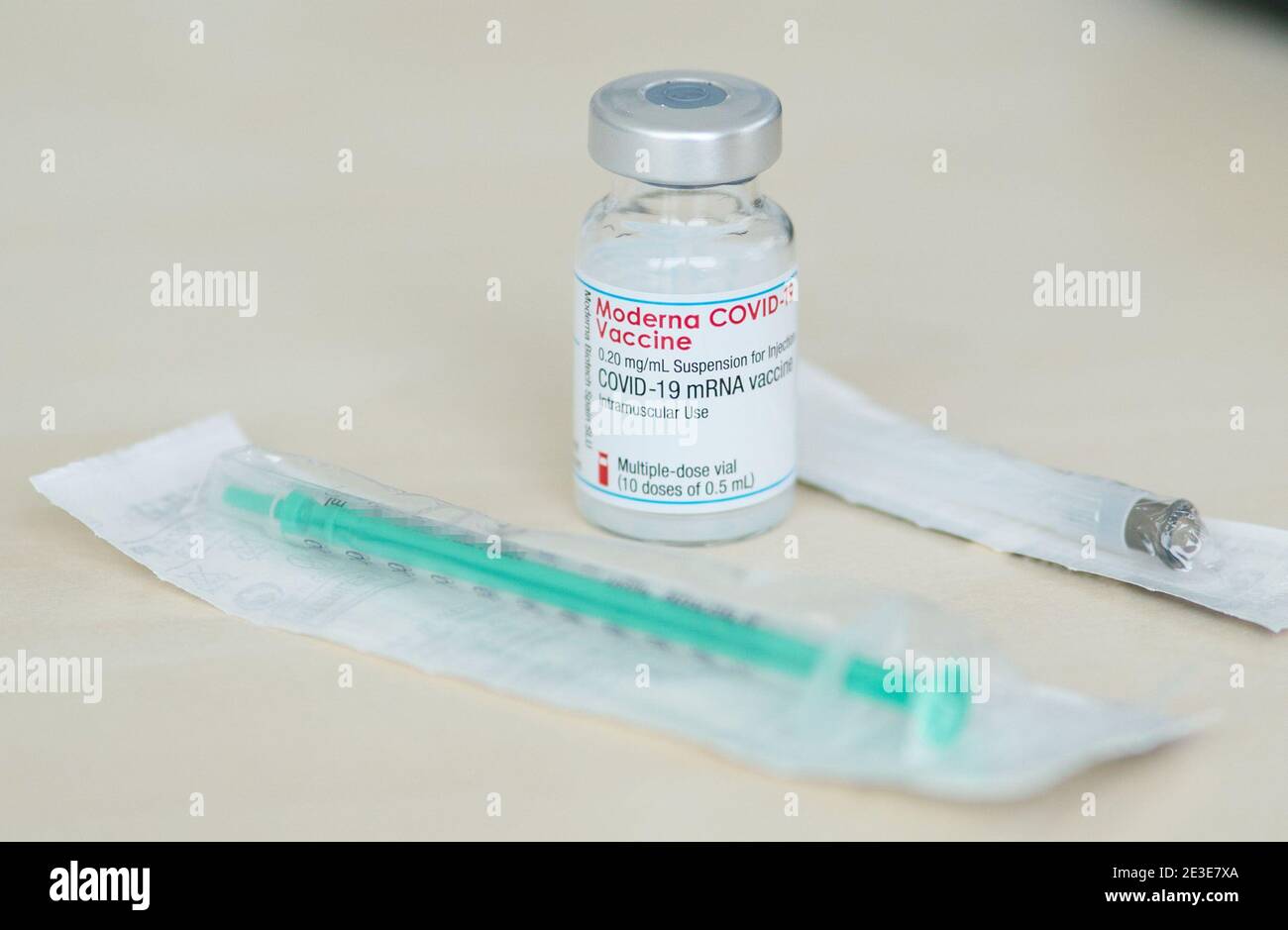 Corona COVID-19 Schutzimpfung mit moderna Covid-19 mRNA vaccine für Mitarbeiter der Klinik, vacunación para empleados en Krankenhaus Kliniken Ostallgäu-Kaufbeuren, Klinikum Kaufbeuren Kaufbeuren, Baviera, Alemania, 15 de enero de 2021. © Peter Schatz / Alamy Live News Foto de stock