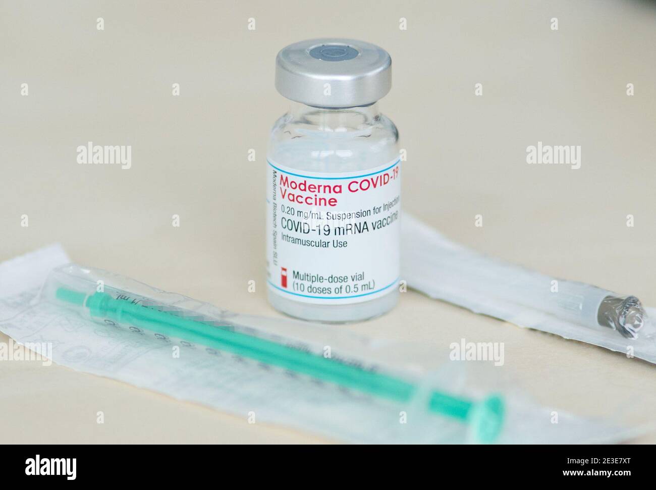 Corona COVID-19 Schutzimpfung mit moderna Covid-19 mRNA vaccine für Mitarbeiter der Klinik, vacunación para empleados en Krankenhaus Kliniken Ostallgäu-Kaufbeuren, Klinikum Kaufbeuren Kaufbeuren, Baviera, Alemania, 15 de enero de 2021. © Peter Schatz / Alamy Live News Foto de stock
