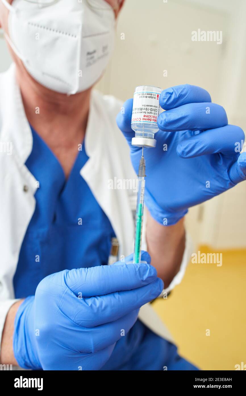 Corona COVID-19 Schutzimpfung mit moderna Covid-19 mRNA vaccine für Mitarbeiter der Klinik, vacunación para empleados en Krankenhaus Kliniken Ostallgäu-Kaufbeuren, Klinikum Kaufbeuren Kaufbeuren, Baviera, Alemania, 15 de enero de 2021. © Peter Schatz / Alamy Live News Foto de stock