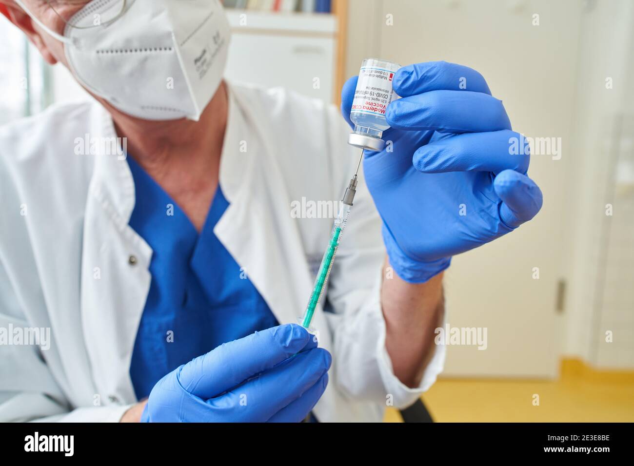 Corona COVID-19 Schutzimpfung mit moderna Covid-19 mRNA vaccine für Mitarbeiter der Klinik, vacunación para empleados en Krankenhaus Kliniken Ostallgäu-Kaufbeuren, Klinikum Kaufbeuren Kaufbeuren, Baviera, Alemania, 15 de enero de 2021. © Peter Schatz / Alamy Live News Foto de stock