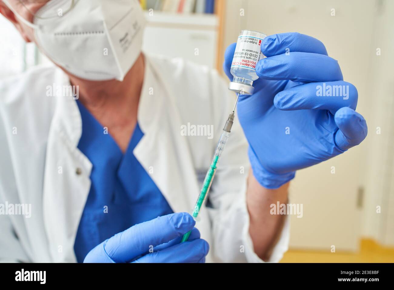 Corona COVID-19 Schutzimpfung mit moderna Covid-19 mRNA vaccine für Mitarbeiter der Klinik, vacunación para empleados en Krankenhaus Kliniken Ostallgäu-Kaufbeuren, Klinikum Kaufbeuren Kaufbeuren, Baviera, Alemania, 15 de enero de 2021. © Peter Schatz / Alamy Live News Foto de stock