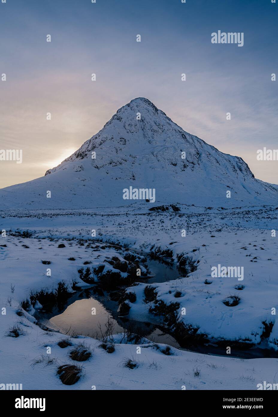 Una vista invernal de Stob nan Cabar, en Buachaille Etive Beag, Glencoe, con un serpenteante arroyo en primer plano. Foto de stock