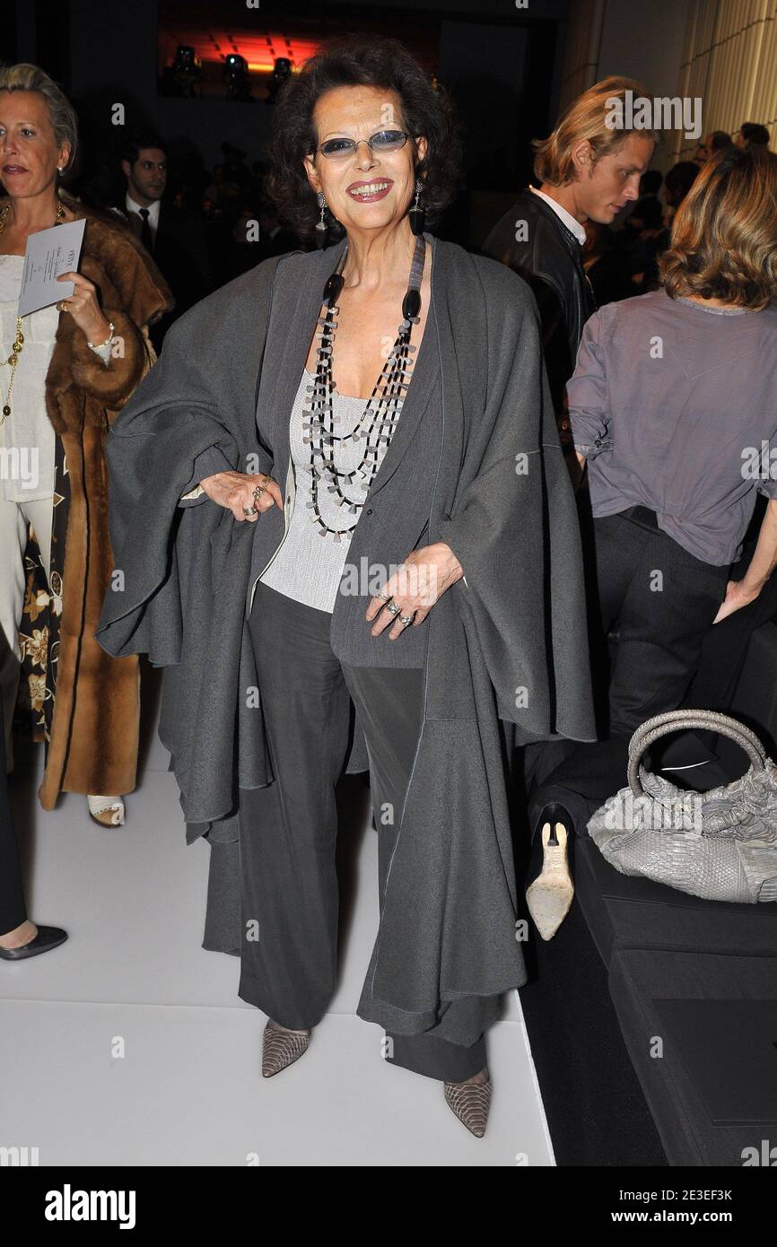 Claudia Cardinale en primera fila para la feria de la colección de alta  costura de la primavera-verano de Armani 2009, celebrada en el Palacio de  Chaillot, en París, Francia, el 26 de