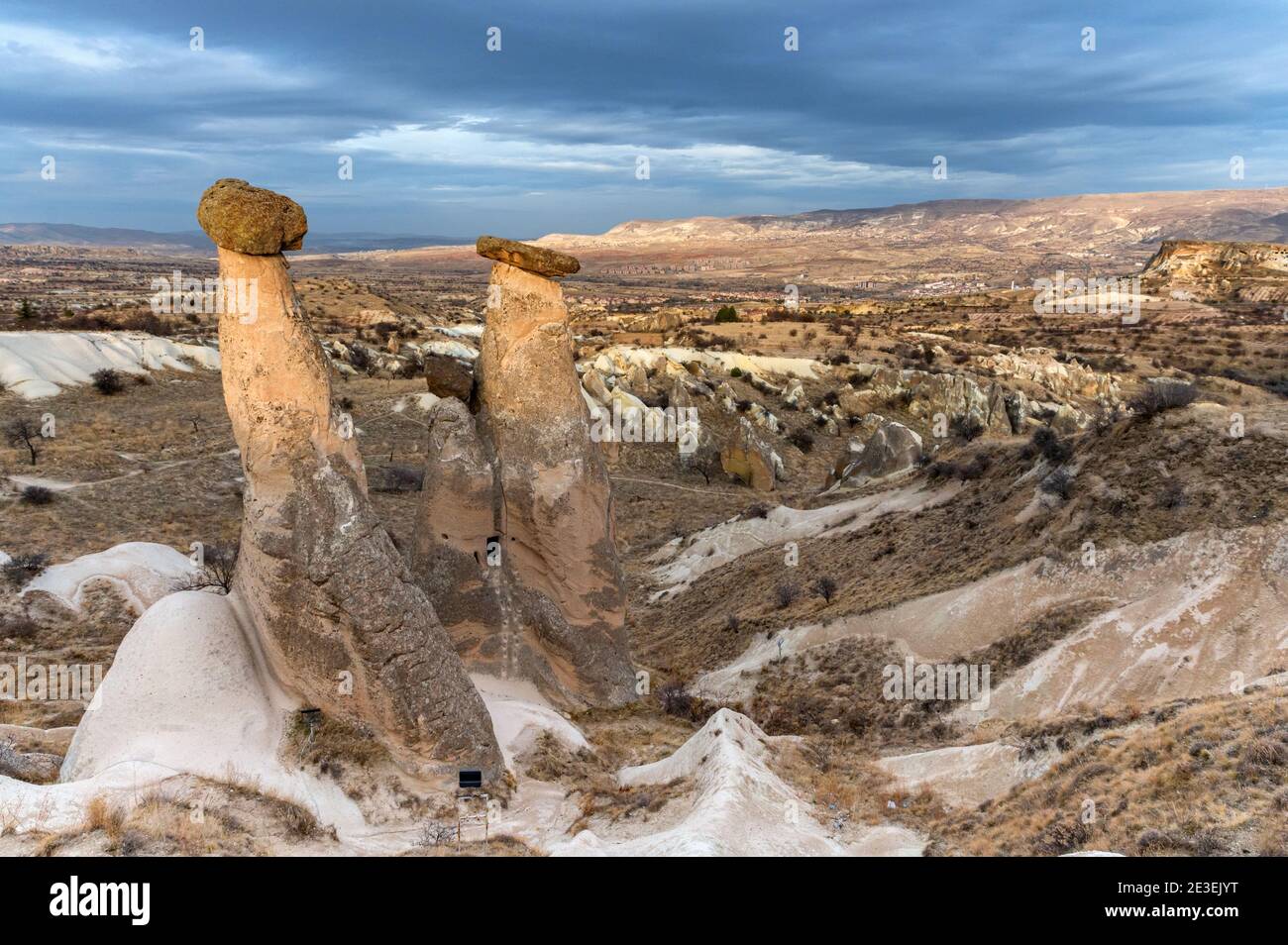 Las chimeneas de hadas nombraron las tres bellezas en Urgup, Cappadocia, Turquía Foto de stock