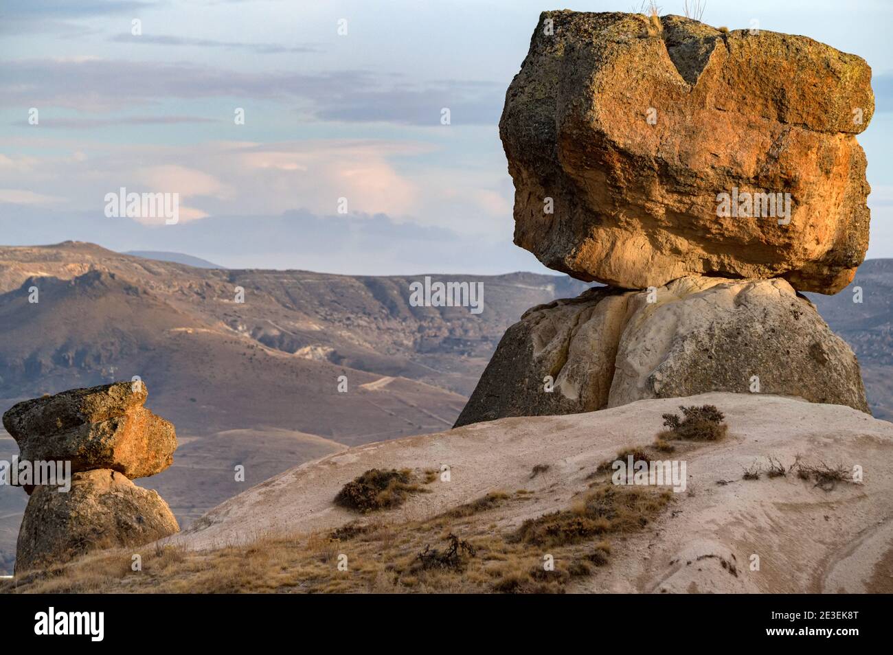 Las chimeneas de hadas nombraron las tres bellezas en Urgup, Cappadocia, Turquía Foto de stock