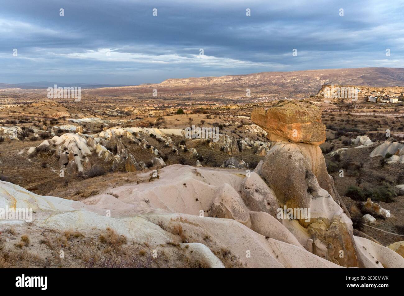 Las chimeneas de hadas nombraron las tres bellezas en Urgup, Cappadocia, Turquía Foto de stock