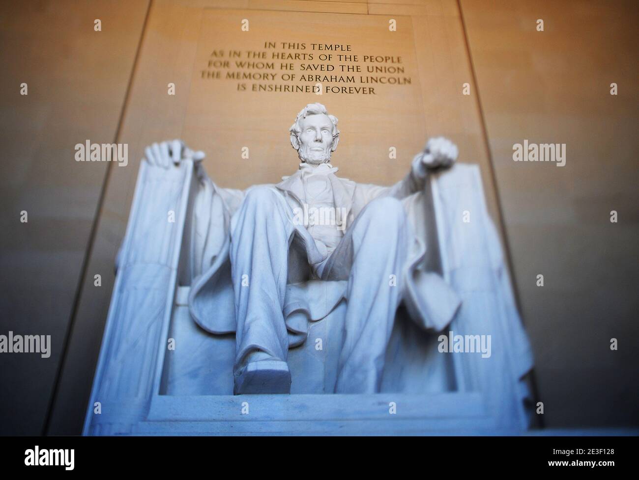 La estatua del 16º Presidente de los EE.UU. Abraham Lincoln se ve en el interior del Lincoln Memorial el 12 de febrero de 2009 en Washington, DC. La Comisión Bicentenario de Abraham Lincoln organizó ceremonias en honor al 200 aniversario del nacimiento de Lincoln. Foto de Olivier Douliery/ABACAPRESS.COM Foto de stock